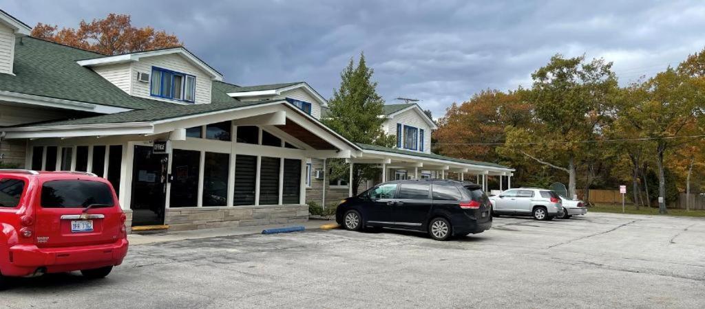 Camp Inn Lodge Au Sable エクステリア 写真